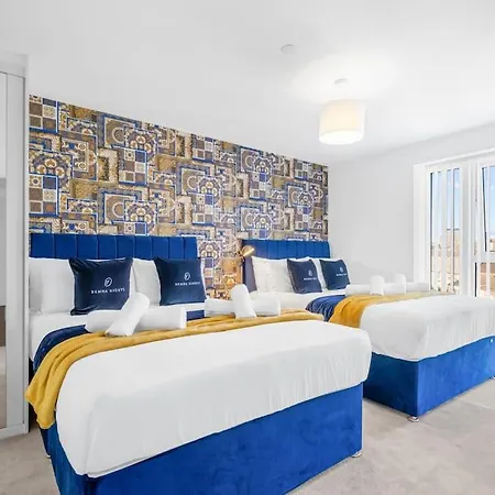 The Versace With 4 Beds And Secure Free Parking Apartment