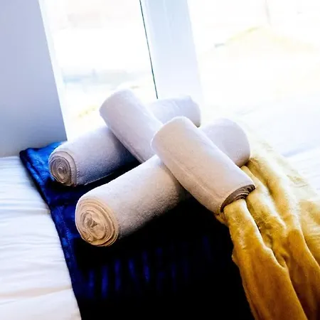 The Versace With 4 Beds And Secure Free Parking *