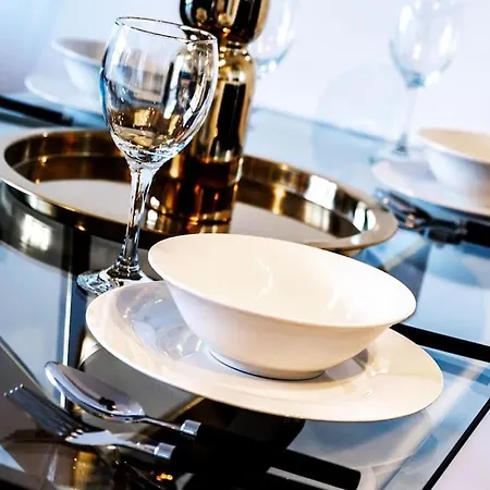 The Versace With 4 Beds And Secure Free Parking