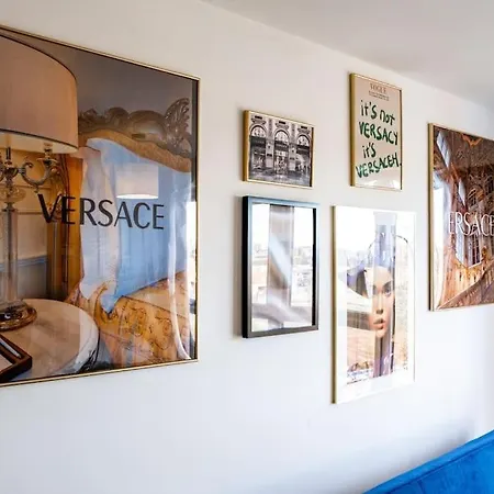 The Versace With 4 Beds And Secure Free Parking * Birmingham