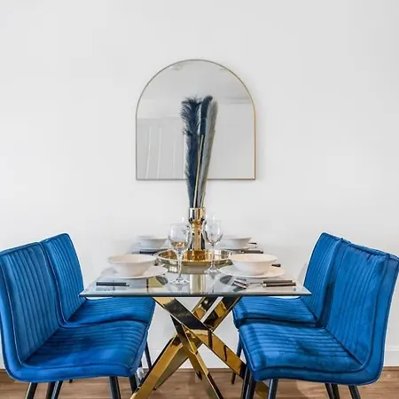The Versace With 4 Beds And Secure Free Parking Apartment