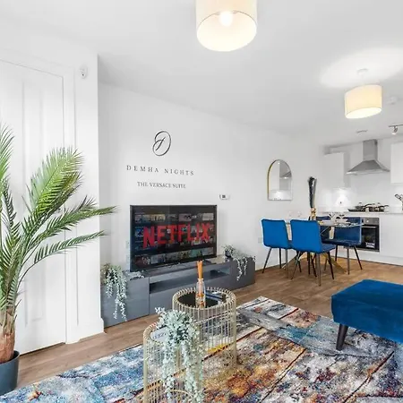 The Versace With 4 Beds And Secure Free Parking *
